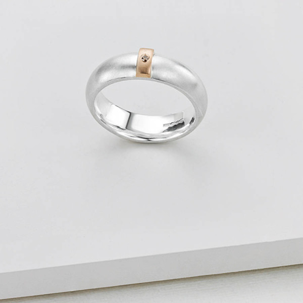 Cognac Diamond Linear Solid Gold Ring